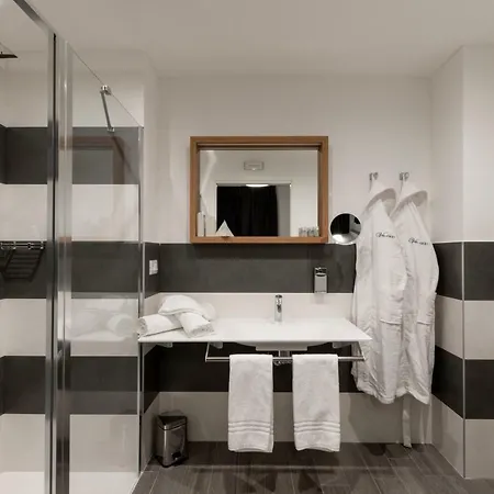 1900 בית הארחה 4*